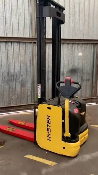 Empilhadeira patolada Hyster amarela em área industrial